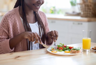 Kahvaltı vakti geldi. Afro-Amerikan Kadın Mutfakta Sağlıklı Yemek Yiyor