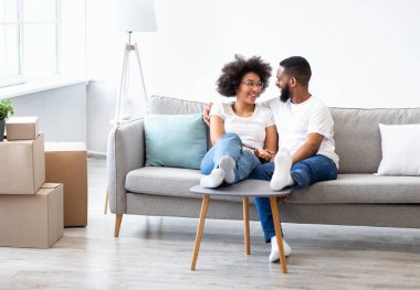 Eşler Paketlenmiş Kutuların Arasında Otururken İçeride Keyifli Taşınma Günü