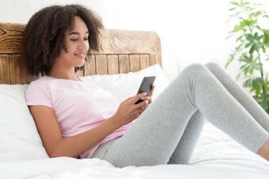 Evde bir aletle rahatlamak, internette sörf yapmak ve mesaj yazmak.