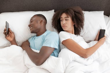 Kıskançlık, sorunlar, online ve sosyal ağlarda hile