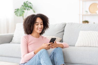 Haberleri okuyun, çevrimiçi sohbet edin ve evde boş zamanlarınızda arama bilgileri