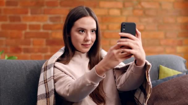 Aplicación de reconocimiento facial. Mujer joven haciendo selfie en el teléfono inteligente para desbloquear y escribir mensaje o correo electrónico — Vídeo de stock