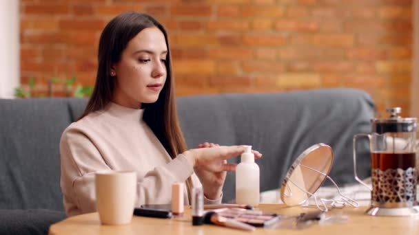 Själv skönhetsvård. Ung dam som tillämpar fuktgivande lotion på handen, vilket gör inhemska spa förfaranden — Stockvideo