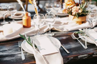 Mumlar, aksesuarlar, tabaklar, peçeteler ve içi boş kartlar.