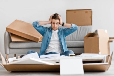 Sıkı çalışma, görev ve yeni mobilya montajı