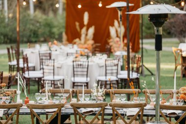 Yazın Boho düğünü ve modern açık hava tasarımı