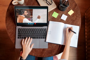 Çevrimiçi eğitime katılan bayan öğrencilerin en iyi görüntüsü