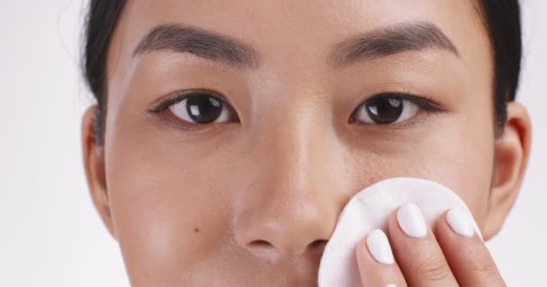 Maquillaje remoción. primer plano retrato de joven asiático mujer limpieza su cara con algodón almohadilla — Vídeo de stock