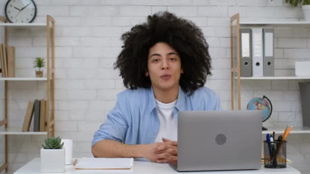 Jong zwart leraar man op laptop praten met Webinar binnen — Stockvideo