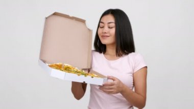 Asyalı Kadın Pizza Kutusu Tutuyor Beyaz Arkaplan Üzerinde Başparmak Hareketi Yapıyor