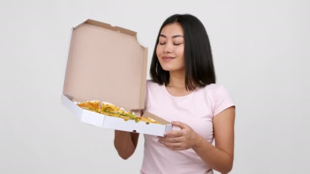 Azji kobieta gospodarstwa Pizza Box Gesturing kciuki w górę na białym tle — Wideo stockowe