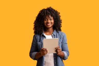 Modern dijital tablet kullanan mutlu siyah kadın