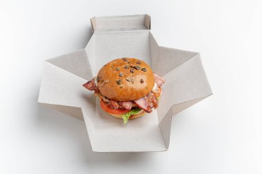 Ev ya da iş yerindeki müşteriler için hamburgerler ve lezzetli yemek teslimatı