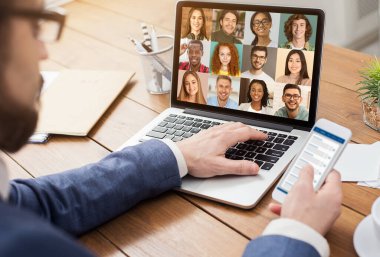 Çevrimiçi Toplantı Konsepti. Tanımlanamayan iş adamı çalışanlarıyla görüntülü görüşme yapıyor.