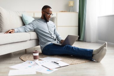 Siyah Erkek Serbest Çalışan Laptop Kapalı Salonda Oturuyor