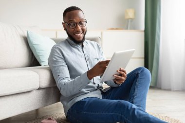 Mutlu Afrikalı Adam Tablet Tarama Evinde Oturan İnternet Taraması Kullanıyor