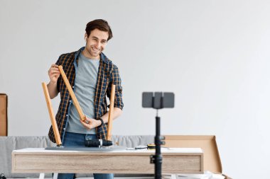 Sandalyeyi ayarlamak veya tamir etmek, işçilerin tamir etmesi, elektrikli tornavidayla tahta tabure montajı