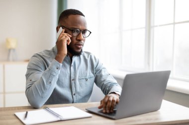 Ciddi Siyahi İş Adamı Cep Telefonu Konuşuyor İş yerinde Otururken