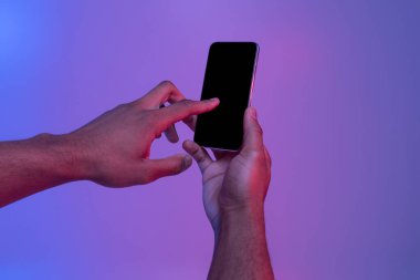 Mor Arkaplan Üzerinde Siyah Ekran Işığı Olan Akıllı Telefon Kullanılıyor