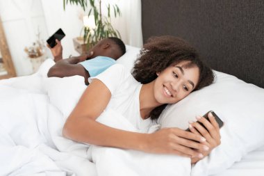 covid-19 tecrit sırasında sosyal ağlar, cihazlar ve çevrimiçi iletişim