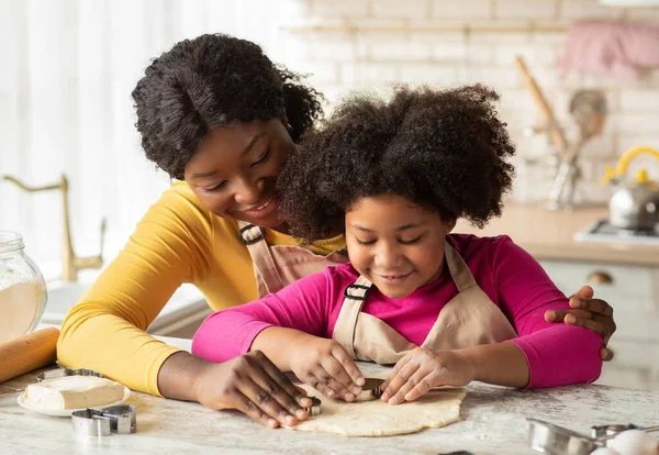 Kochający czarny mama i mała córka dobrze się bawią podczas pieczenia w kuchni — Zdjęcie stockowe