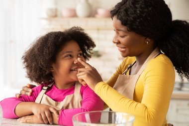 Siyahi Anne 'yi Sevmek Kızıyla Oynamak Onlar Mutfakta Pişirirken