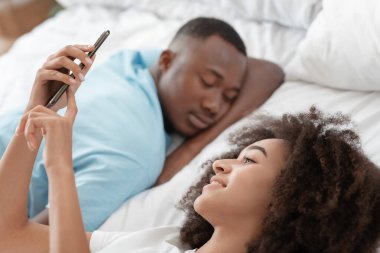 Rahatla, dinlen ve sabah yatağında bir aletle uyan.