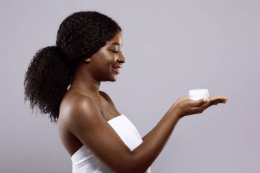 Havluya Sarılı Çekici Siyah Kadın Kremalı Banyo Kavanozu