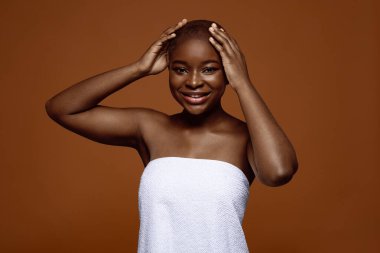 Banyo yaptıktan sonra havluya sarılmış Güzel Siyah Kadın Kısa Saça Dokunduktan sonra