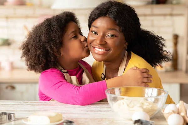 Kochający Mała Córka Całowanie Jej Szczęśliwy Afroamerykanka Mama W Kuchni — Zdjęcie stockowe