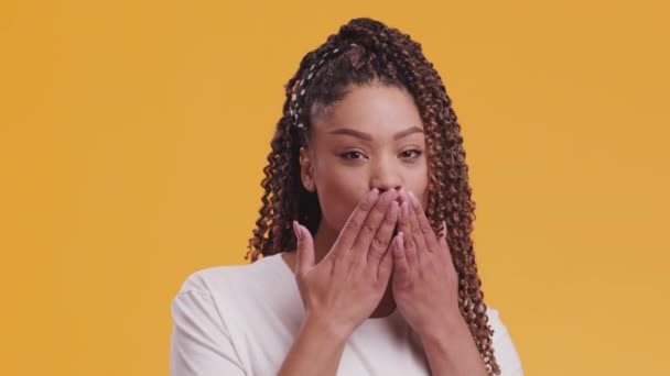 Concepto de amor. joven adorable africana americana dama enviando golpe beso a cámara naranja estudio fondo — Vídeos de Stock