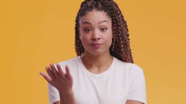 Än sen då? Ung afrikansk amerikansk kvinna tittar på kameran med tvivel och skakar handflatan, väntar på förklaringar — Stockvideo