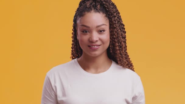 Femme afro-américaine émotionnelle en colère blâmant à la caméra avec le doigt, regardant avec condamnation, fond orange — Video
