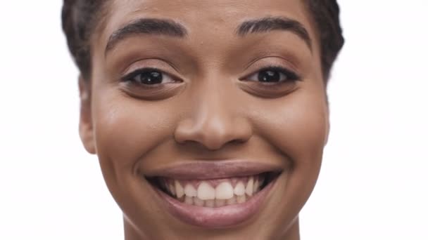 Retrato engraçado de mulher americana africana bonita amuando os lábios e rolando os olhos para cima, olhando para a câmera, fundo branco — Vídeo de Stock