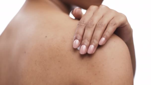 Îngrijirea corpului. Închiderea femeii negre care aplică loțiune de răsfăț pe pielea umărului după duș, mișcare lentă — Videoclip de stoc