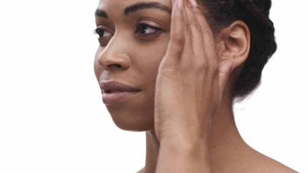 Nyomkövető lövés fiatal afro-amerikai nő simogatja az arcát és a vállát bőr, élvezi simaság — Stock videók