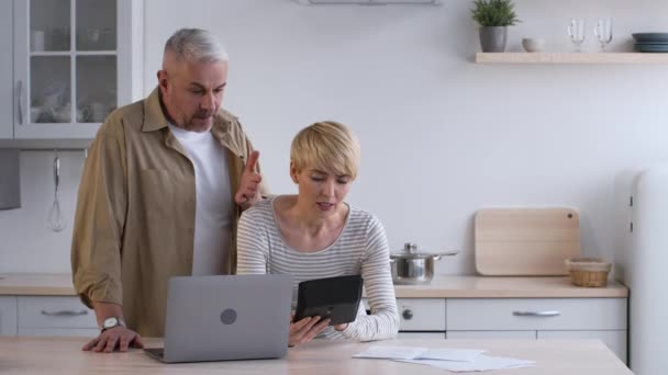 Casal descontente que calcula despesas que sofrem da crise que paga contas internas — Vídeo de Stock