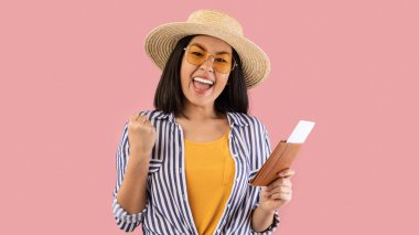 Biletli Asyalı kadın evet diye bağırıyor.