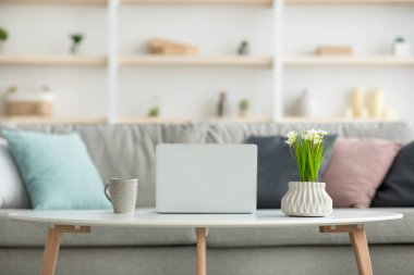 Düz, ev konforu ve minimalist tarzda çalış