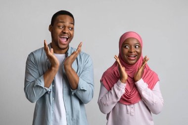 Siyahi çiftin birbirine bağırıp bakmasına sevindim.