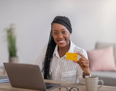 Genç bir iş kadını kredi kartı tavsiye ediyor.