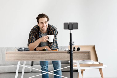 Video dersi, modern blog ve mobilya montajı talimatları