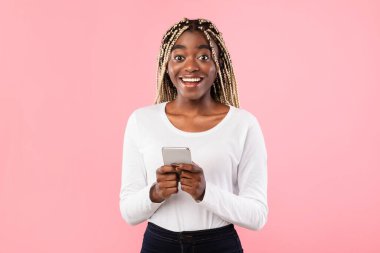 Stüdyoda cep telefonu kullanan heyecanlı zenci kadın.