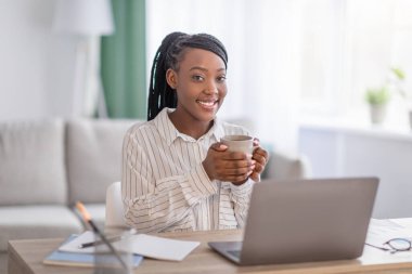 Çekici siyahi kadın. Serbest çalışan. Kahve molası veriyor.