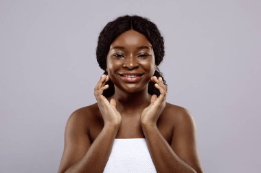 Kusursuz Güzellik. Havluya Sarılı Çekici Afrikalı Kadın Portresi