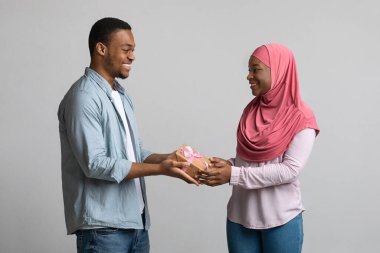 Romantik siyah çift Uluslararası Kadınlar Günü 'nü kutluyor