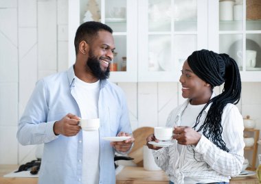 Günaydın Kahve. Mutlu Siyahi Çiftler Mutfakta Birlikte Zaman Geçiriyorlar