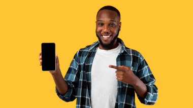 Smartphone Gösteren Siyah Adam Sarı Arkaplanda Duran Boş Ekran