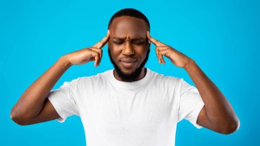 Düşünceli Afrikalı Adam Mavi Arkaplan Üzerinde Gözleri Kapalı Düşünüyor