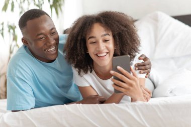 Kişisel izolasyon ve aile ve arkadaşlarla internet üzerinden iletişim sırasında video çağrısı